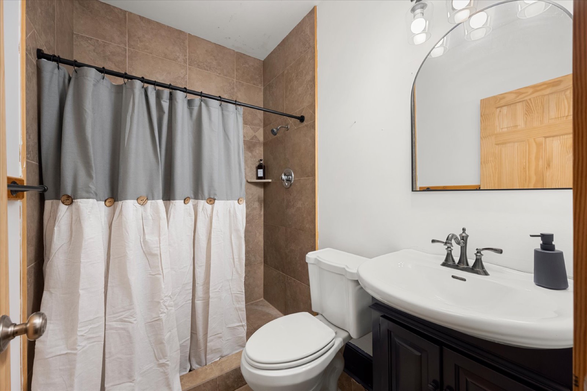 Queen Room en-Suite Full Bath